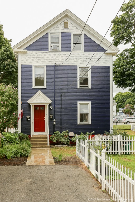 7 1/2 Burnside St 